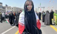 دختر جوان با ظاهری متفاوت در مراسم 22 بهمن