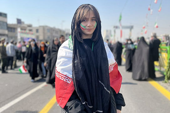 دختر جوان با ظاهری متفاوت در مراسم 22 بهمن