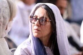 گریه بی‌امان ستاره اسکندری در سوگ ناصر تقوایی