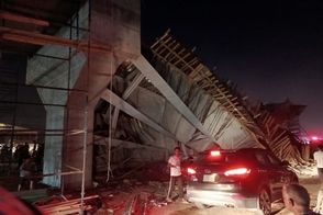 تصاویر وحشتناک از فرو ریختن یک پل در کربلا