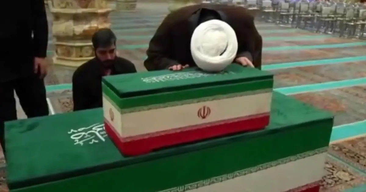 بوسه پدر زهرای ۱۴ ماهه بر تابوت دختر شهیدش