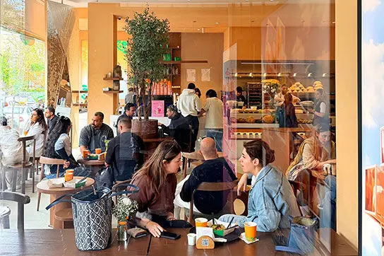 عکاس خستگی‌ناپذیر زنان کافه‌های تهران توقف ندارد!