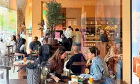 عکاس خستگی‌ناپذیر زنان کافه‌های تهران توقف ندارد!