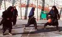 تصویر جالب بسکتبال بازی کردن دختران دبیرستانی