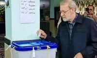 شوخی خنده‌دار لاریجانی با مسئولان شعبه اخذ رای