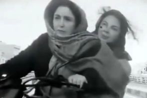 موتورسواری ژاله صامتی و شهره سلطانی در یک سریال