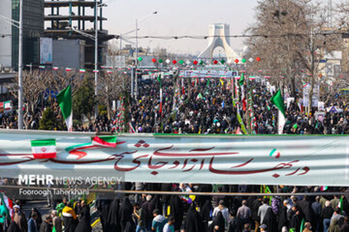   تصویری از یک عروس و داماد در راهپیمایی ۲۲ بهمن 