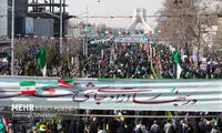 تصویری از یک عروس و داماد در راهپیمایی ۲۲ بهمن