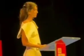 لحظه ورود نور پهلوی به سالن، سوژه صابرین نیوز شد