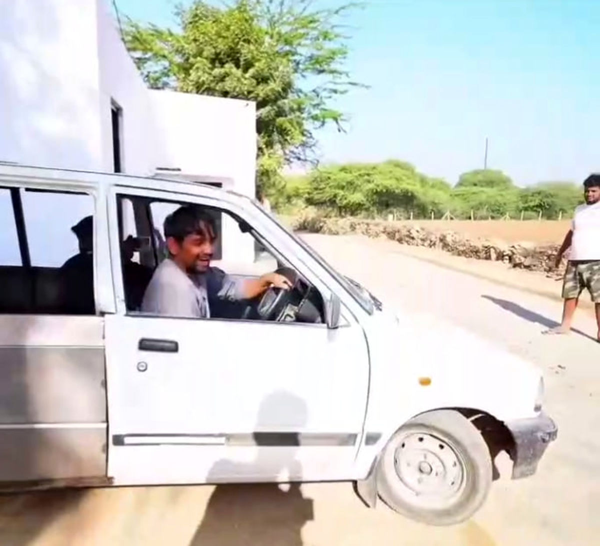 یک مرد پاکستانی پراید را به اتوبوس تبدیل کرد!