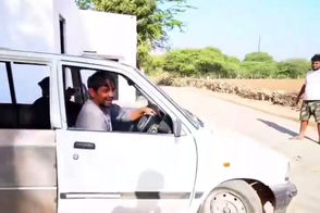 یک مرد پاکستانی پراید را به اتوبوس تبدیل کرد!