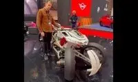 جادوی مهندسی؛ تبدیل موتورسیکلت به بالگرد مقابل چشم مردم!
