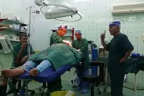 ویدیوی عجیب از آواز خواندن پزشک در اتاق عمل!