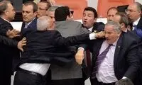 زد و خورد شدید نمایندگان در پارلمان ترکیه