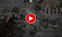 لحظه نجات سرنشینان یک خودرو از سیل تهران