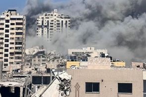 لحظه بمباران یک برج مسکونی در غزه