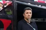 ژست خاص قلعه‌نویی حین آنالیز تیم ملی در کنار زمین