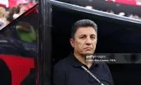 ژست خاص قلعه‌نویی حین آنالیز تیم ملی در کنار زمین