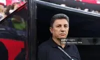 ژست خاص قلعه‌نویی حین آنالیز تیم ملی در کنار زمین
