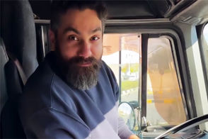 ادای احترام «علی زندوکیلی» با ماشین سنگین در سالگرد پدرش