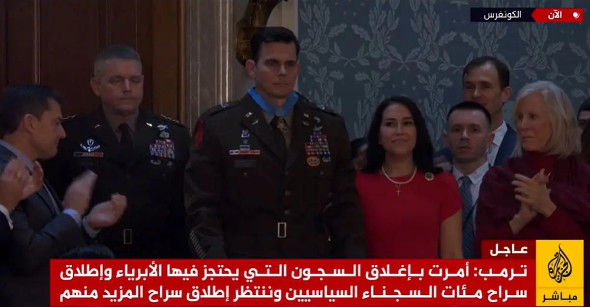 خلبان زخمیِ عملیات دستگیری مادورو مدال گرفت