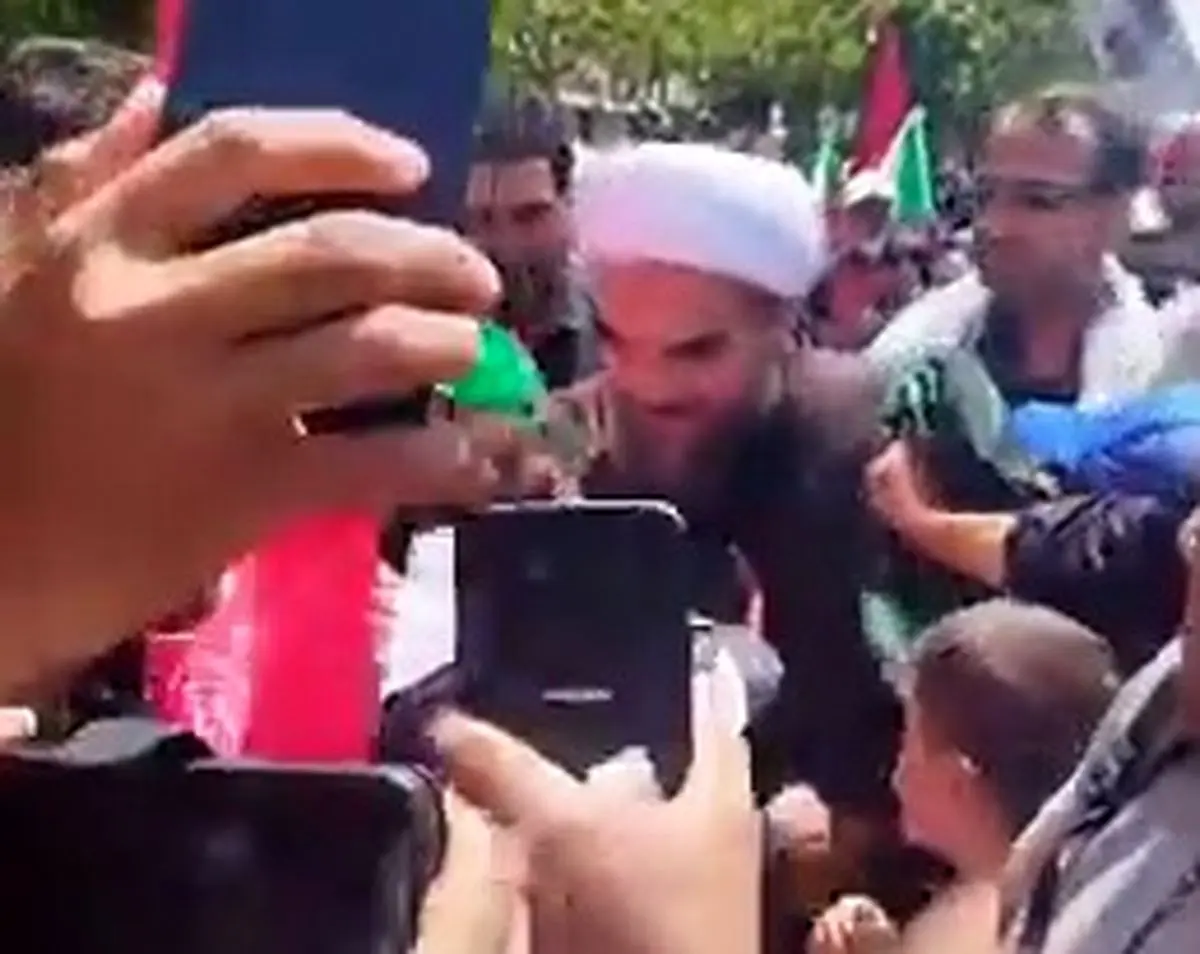 حضور پدرِ نوه 14 ماهه رهبر شهید در مراسم امروز