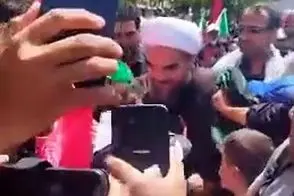 حضور پدرِ نوه 14 ماهه رهبر شهید در مراسم امروز