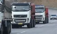 تصادف عجیب دو تریلی وسط خیابان با یکدیگر!