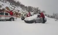 چهره یخ‌زده امدادگران هلال‌احمر در برف و کولاک
