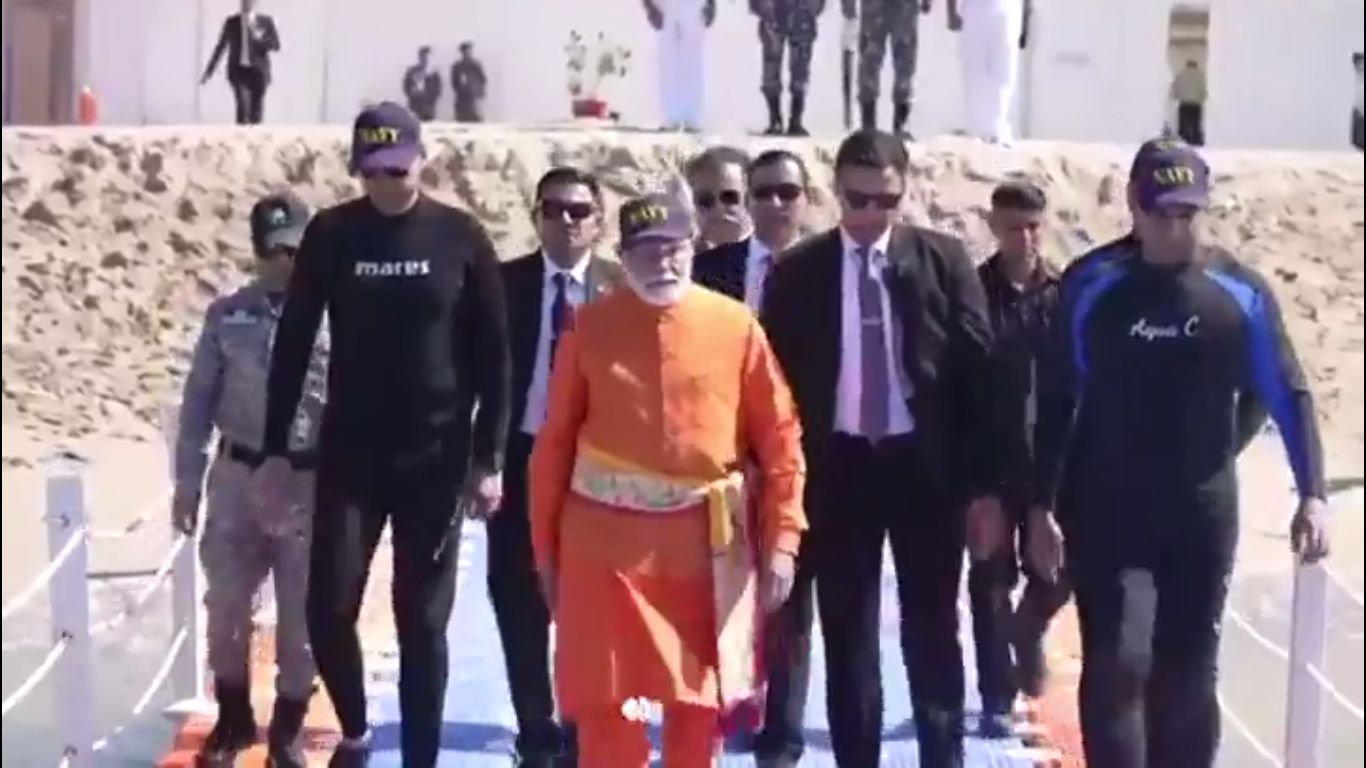 لحظه عبادت نخست وزیر 73ساله‌ هند در زیر دریا!