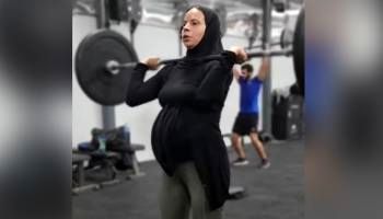 ویدئوی عجیب از زن بارداری که وزنه می‌زند