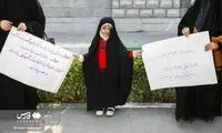 پلاکاردهای محجبه‌ها در مشهد، جنجالی شد