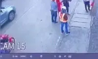 لحظه پرت شدن یک شهروند زیر چرخ‌های تریلی