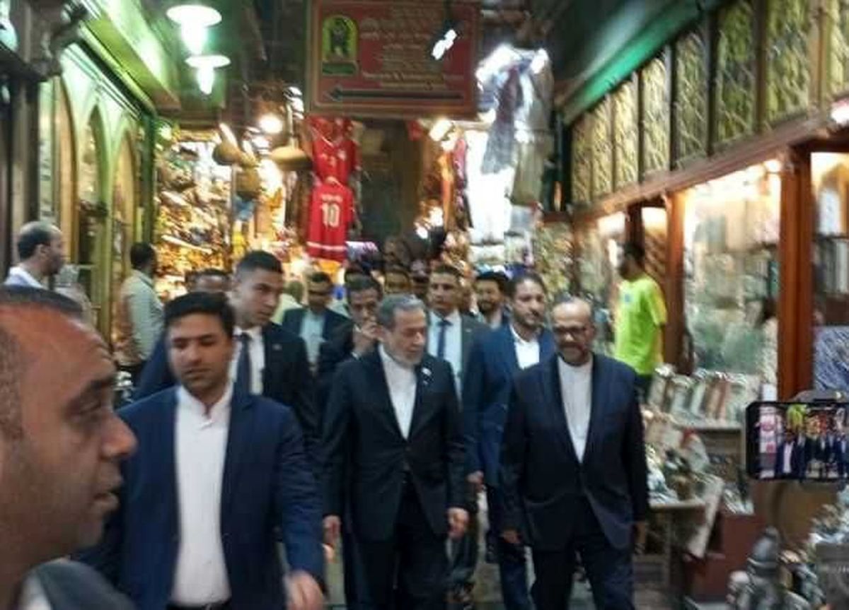   تصاویری جالب از حضور عراقچی در بازار قاهره 
