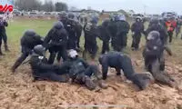 لحظه گیر افتادن پلیس‌های ضد شورش در گِل!