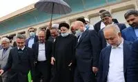 عکسِ رفتن رئیسی و قالیباف زیر یک چتر خبرساز شد