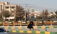 تصاویر پسری که با لباس زنانه در مشهد گدایی می‌کرد