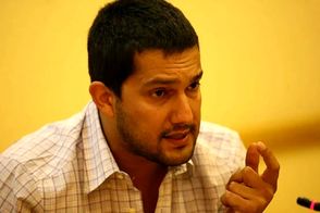 پریدن حامد بهداد روی میز در نشست خبری!