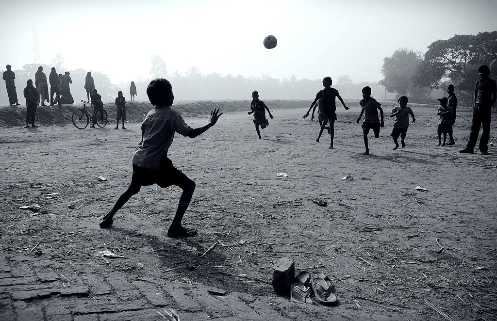 فوتبال خیابانی در آنگولا، پر از حرکات نمایشی جذاب!