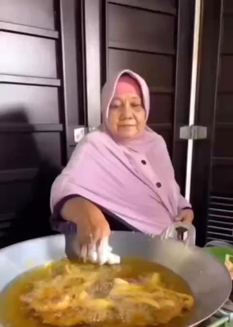 آشپزی عجیب یک زن؛ فرو بردن دست داخل روغن داغ!