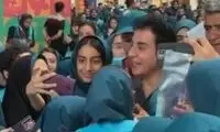 عمو پورنگ توسط دختران نوجوان محاصره شد