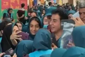 عمو پورنگ توسط دختران نوجوان محاصره شد