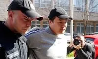 بنیان‌گذار تِرا در حال ترک دادگاه با دستبند