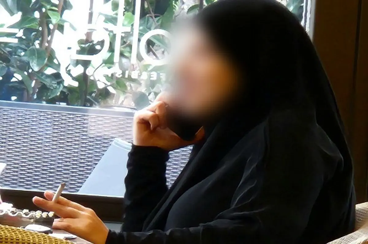 ...تصویری از یک زن محجبه در حال سیگار کشیدن منتشر کرده است. 