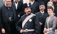 عکس یادگاری ناصرالدین شاه با اولین مجسمه‌اش