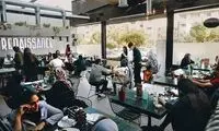 دورهمی دوستانه بازیگران زن و مرد در یک کافه