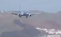 لحظه فرود سخت هواپیما در هنگام وزش باد جانبی!