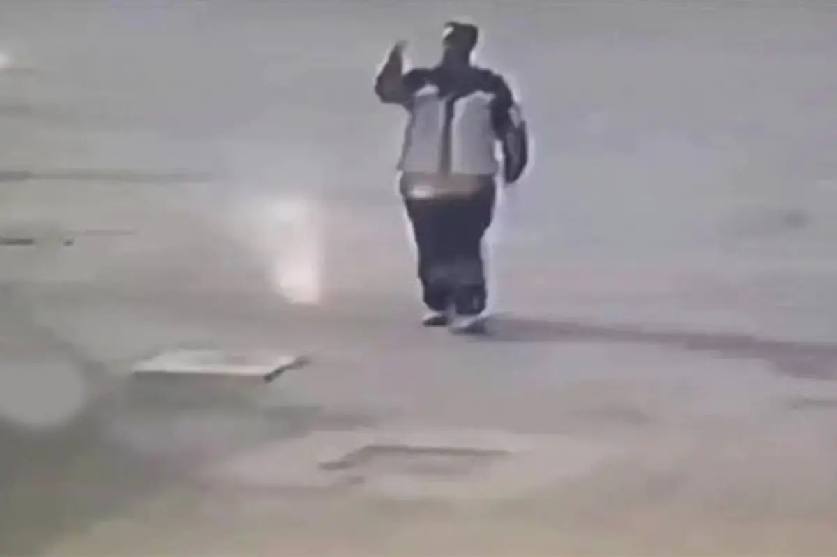 لحظه تلخ سرقت موبایل یک پاکبان در مشهد!