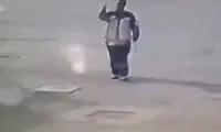 لحظه تلخ سرقت موبایل یک پاکبان در مشهد!
