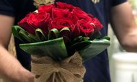 اقدام احمقانه یک پسر برای جلب توجه نامزدش!